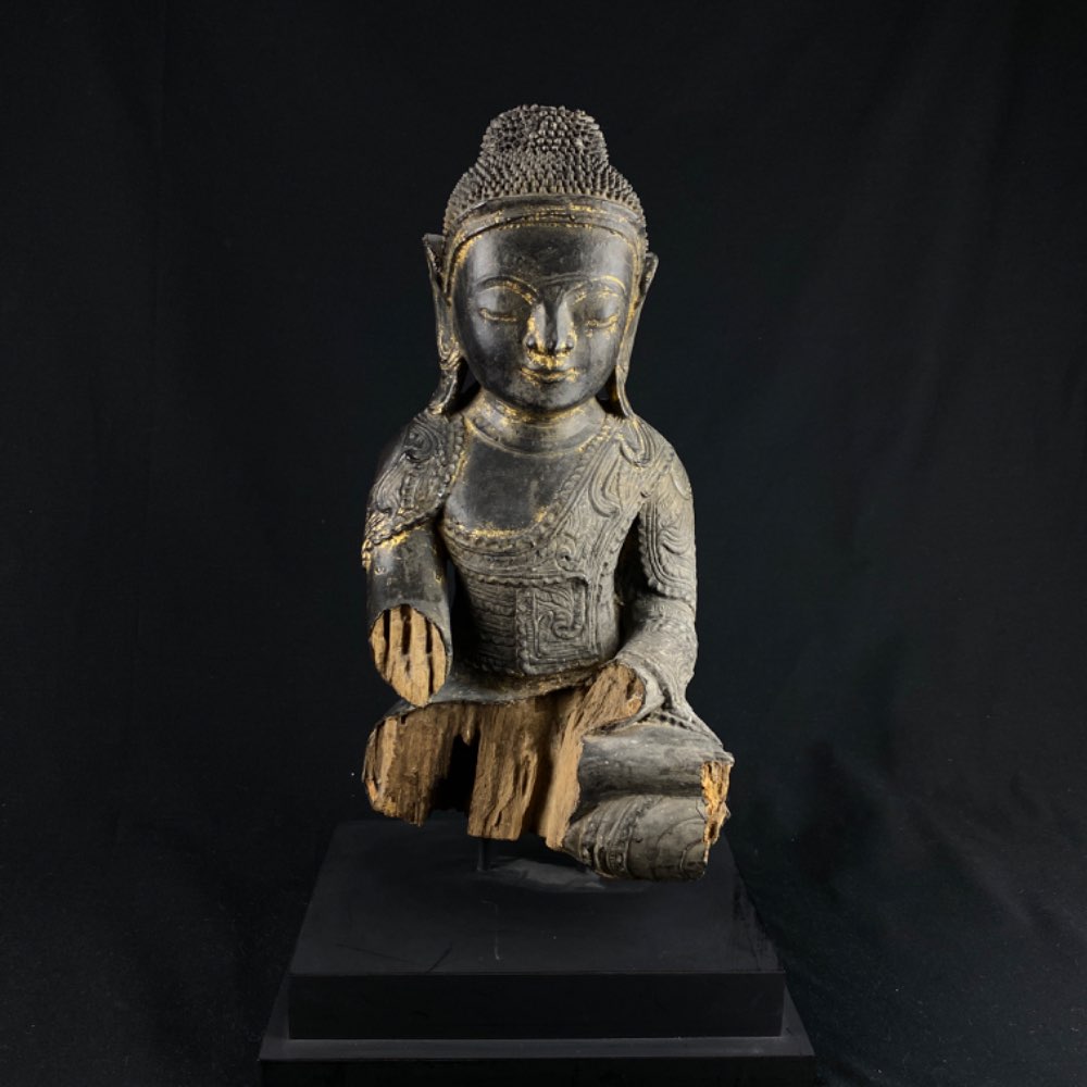 Eroded Shan Buddha of wood with lacquer 18-19th century