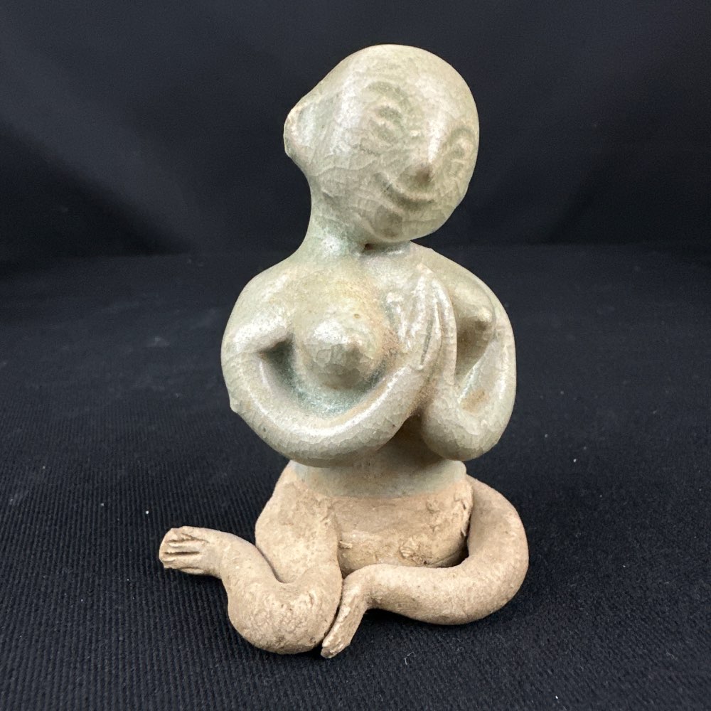 Sawankhalok ceramic small Thai praying women, 14-16th Century